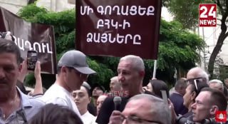 Оппозиционер Акопкохян объявил голодовку у здания ЦИК в Ереване