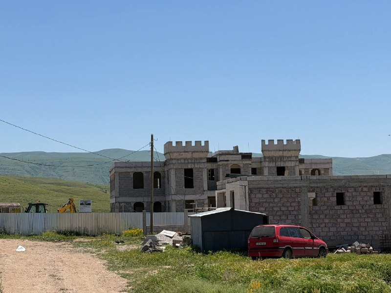 В Акунке одновременно строят новую школу и детсад: в селе впервые появится дошкольное учреждение