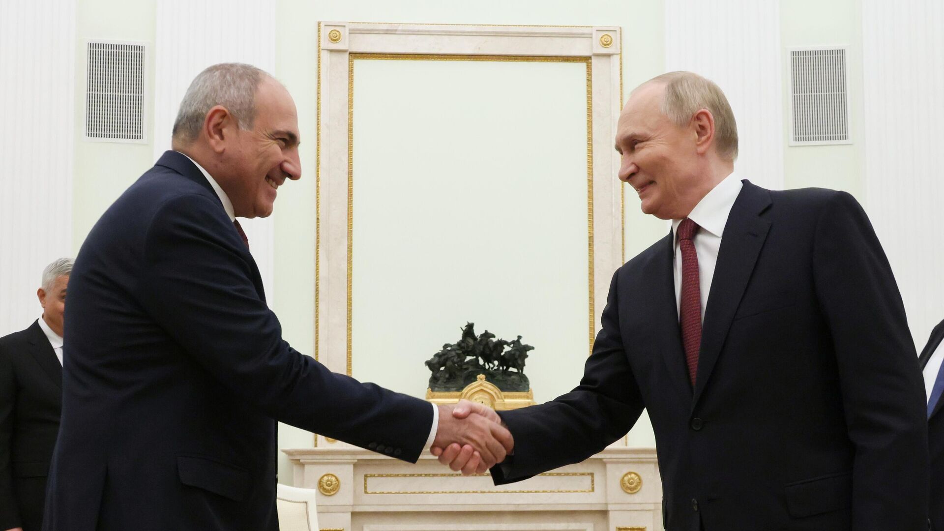 Пашинян поздравил Путина: связи Армении и России будут крепнуть