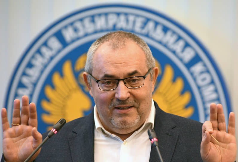 Борис Надеждин, политик, задержанный в России, на фоне флагов