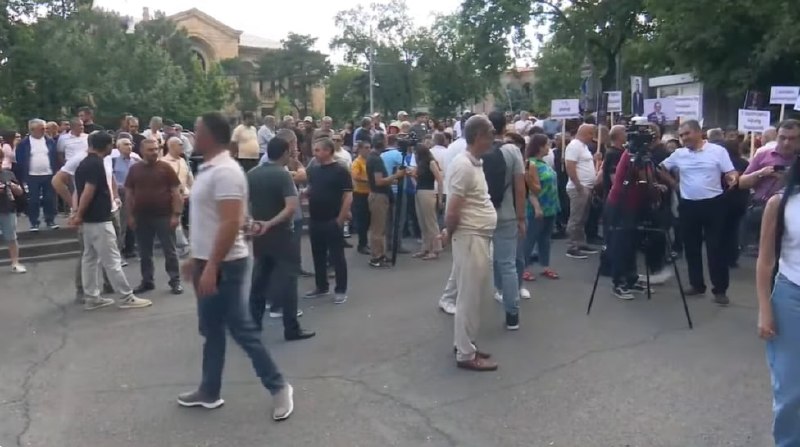 В Ереване перед Конституционным судом прошёл митинг оппозиции: собралось несколько сотен человек